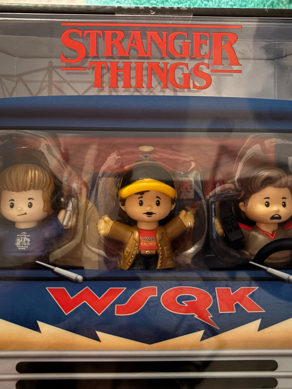 Mattel Stranger Things WSQK Radio Figure - Yellow & Brown - Picture 2 of 5